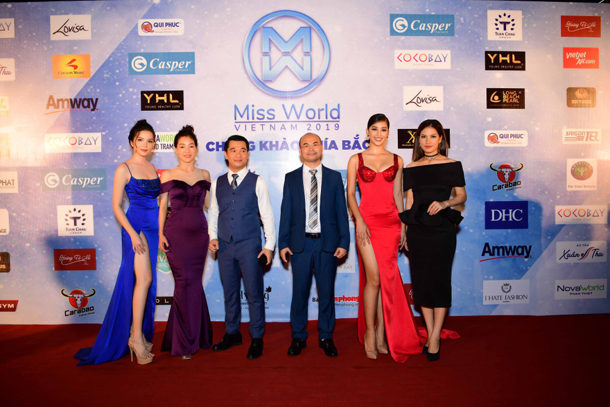 Ông Nguyễn Viết Chung - Tổng giám đốc, Ông Vũ Khánh Toàn - Giám đốc marketing và bà Phạm Tâm Thanh - Giám đốc truyền thông Công ty Casper Việt Nam bên cạnh Hoa hậu Tiểu Vy, Hoa khôi Thuý Vi và bà Phạm Kim Dung – Trưởng BTC cuộc thi