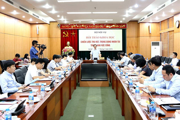 'Phụ cấp cả tháng của 1 thứ trưởng không bằng tôi dạy thêm 1 buổi'