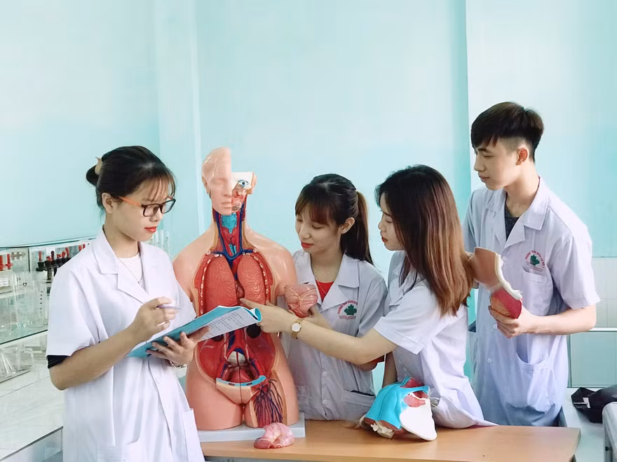 Sinh viên ngành Điều dưỡng trong giờ thực hành