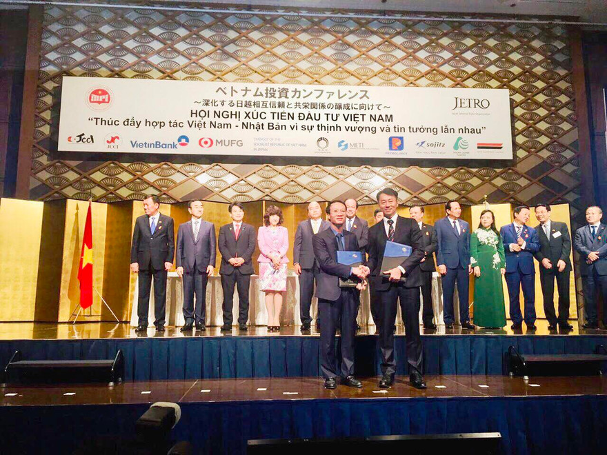 Ông Dương Văn Mậu, Phó Tổng Giám đốc VINACONEx (trái) và Ông Kokichi Mori, Giám đốc cấp cao Tập đoàn UT tại lễ ký kết