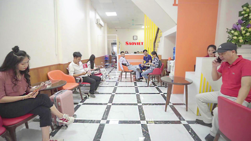 Nhiều hành khách chờ lấy vé để trải nghiệm Sao Việt Cung Điện Di Động