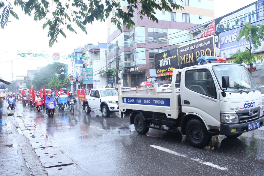 Các đại biểu tham gia diễu hành tuyên truyền phòng, chống tác hại của thuốc lá hưởng ứng Ngày Thế giới không thuốc lá 31/5 tại Thị xã Phổ Yên, Thái Nguyên. 