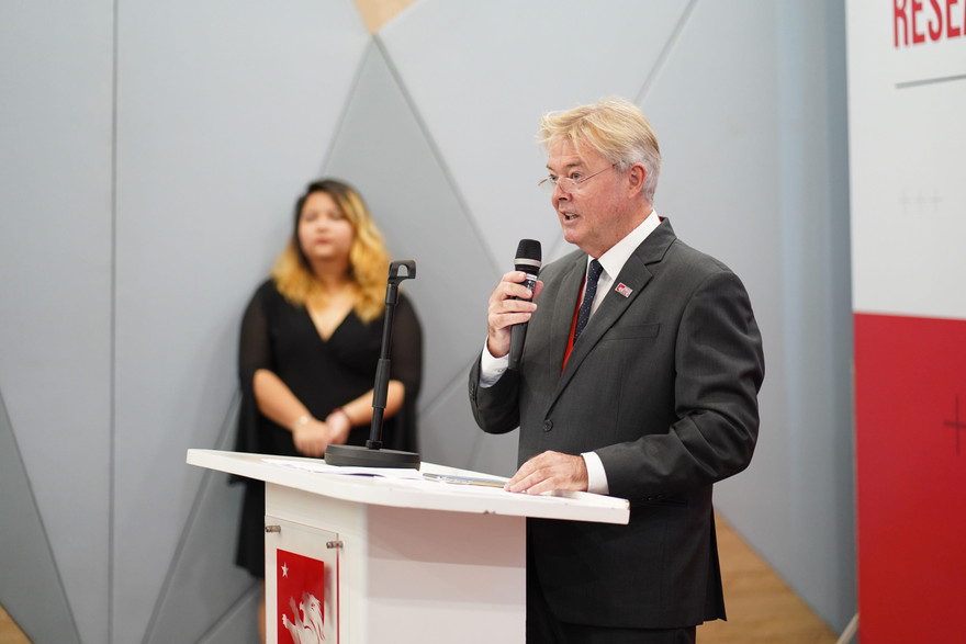 Giáo sư Raymond Gordon Hiệu trưởng trường Đại học Anh Quốc Việt Nam phát biểu tại hội thảo