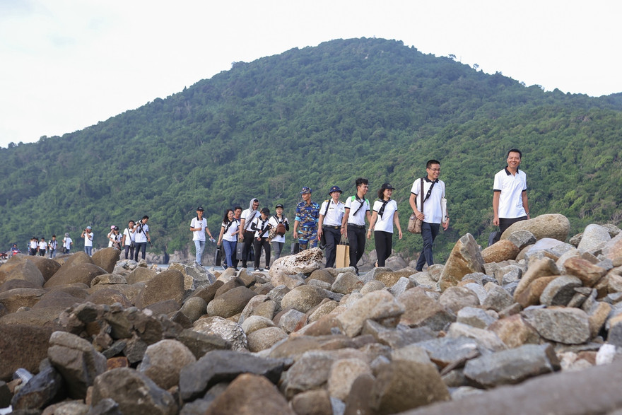 20 giờ lênh đênh trên biển đem sách quý đến Hòn Khoai – đảo cực Nam Tổ quốc 