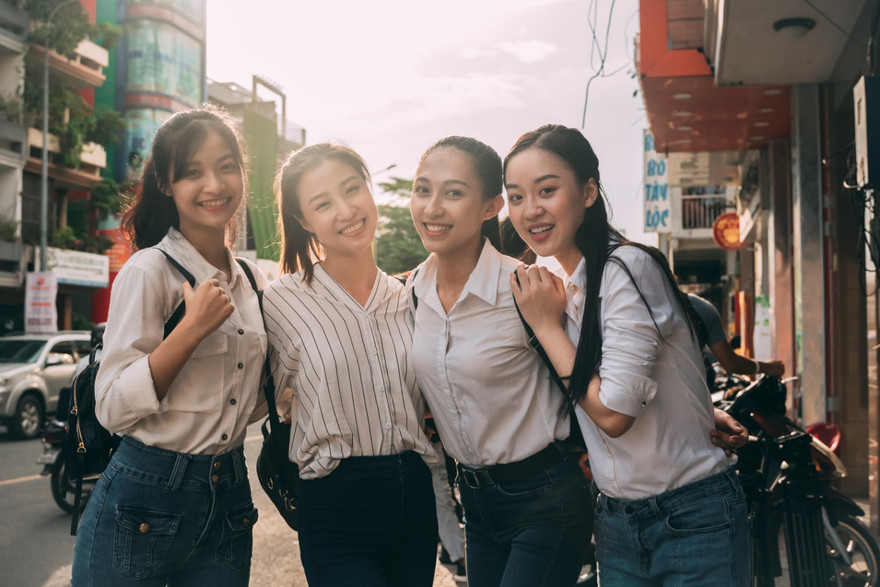 Bốn cô gái với nụ cười ấm áp giống như sự ấm áp mà các bạn mang đến trong dự án “ Nét chữ tương lại”