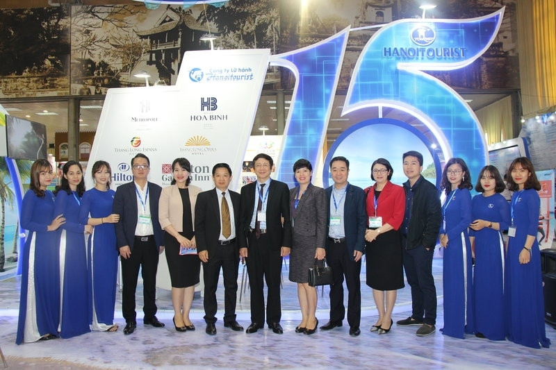 Chủ tịch Hội đồng thành viên Tổng công ty Du lịch Hà Nội – Ông Nguyễn Minh Chung (đứng giữa) chụp ảnh cùng CBNV Tổng công ty tại Hội chợ VITM 2019