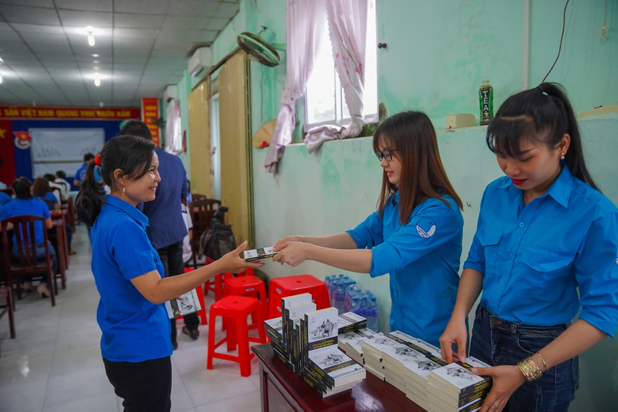 Vượt biển, vượt gió mưa Hành trình từ trái tim trao tặng sách quý tại Hòn Sơn