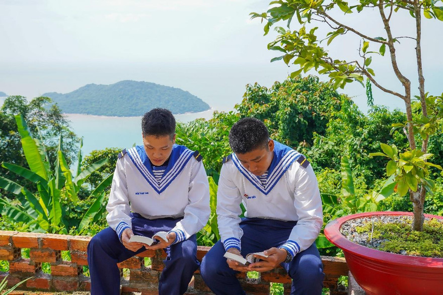 Sách quý đến tay Hòn Khoai – Đảo xa nhất cực Nam Tổ quốc