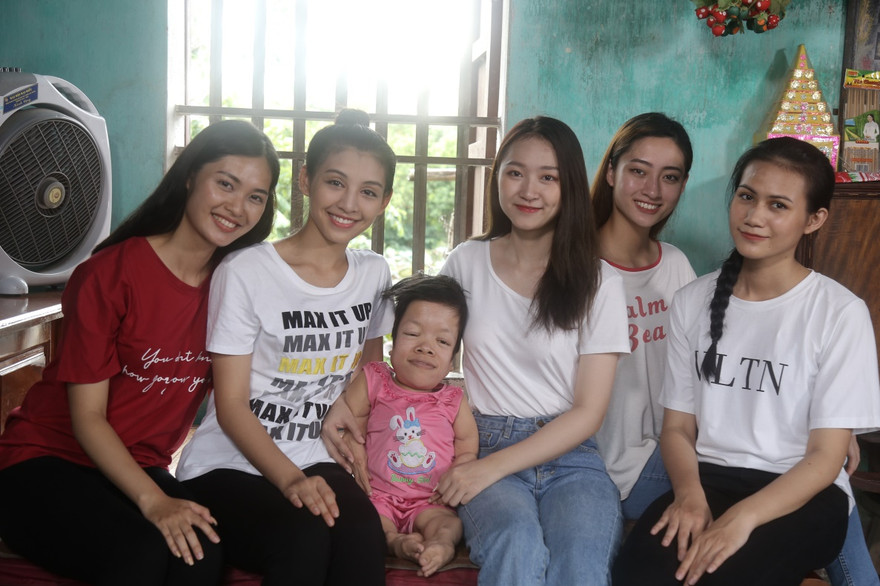 Người phụ nữ “quái thai” truyền cảm hứng sống cho thí sinh Miss World Việt Nam