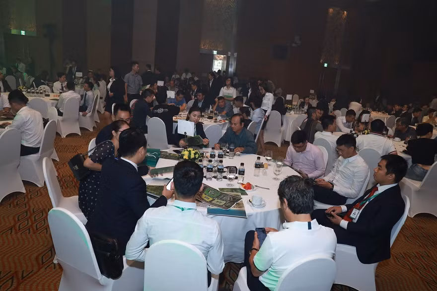 Khán phòng khách sạn InterContinental Sài Gòn chật cứng chỗ ngồi