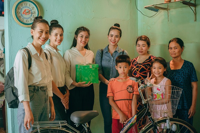 Thí sinh Miss World Việt Nam chui cống, mặt lấm lem, làm công nhân vệ sinh 