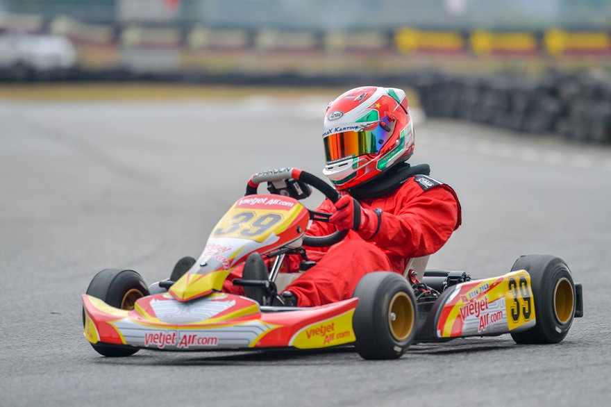 Doug Phạm trên đường đua Go Kart