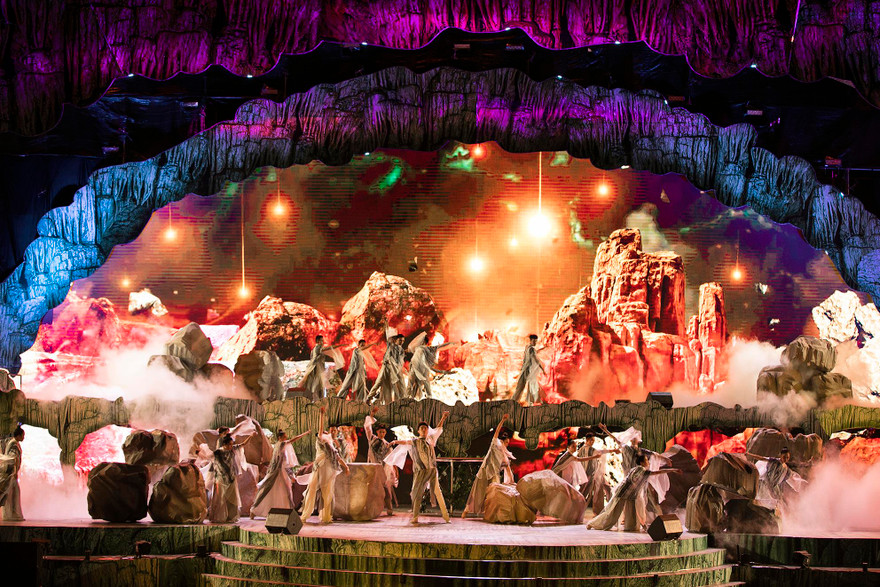 Đạo diễn Hoàng Nhật Nam biến hang động thành sàn diễn thời trang 