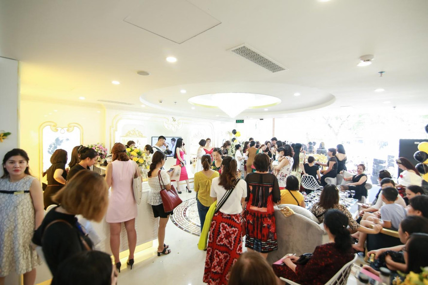 Bàn đăng ký của Thẩm mỹ viện Xuân Hương luôn trong tình trạng quá tải.