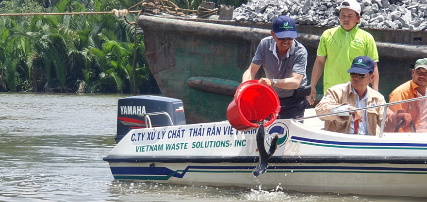 ông David Dương, Chủ tịch kiêm Tổng giám đốc VWS cùng công nhân viên thả cá.