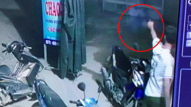 Hình ảnh được cho là trưởng công an xã Thọ Trường nổ súng. Ảnh cắt từ clip.