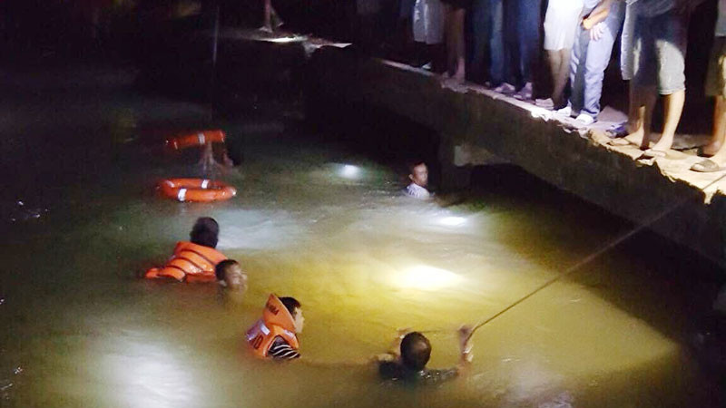 Lực lượng chức năng nổ lực tìm kiếm thi thể nạn nhân trong đêm