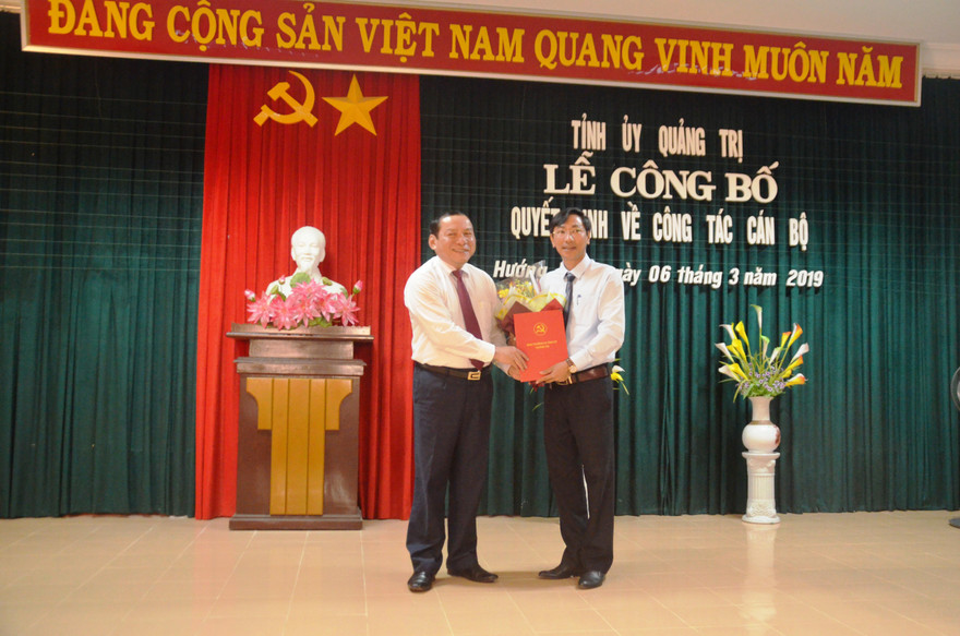 Bí thư Tỉnh ủy, Chủ tịch HĐND tỉnh Quảng Trị Nguyễn Văn Hùng trao quyết định giữ chức Bí thư Huyện ủy Hướng Hóa cho ông Lê Minh Tuấn chiều 6/3.