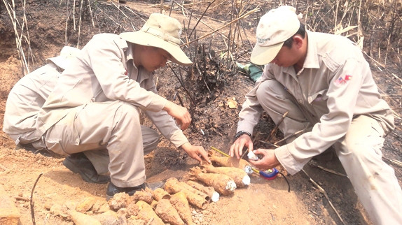 Lực lượng chức năng đưa các đạn pháo lên mặt đất an toàn