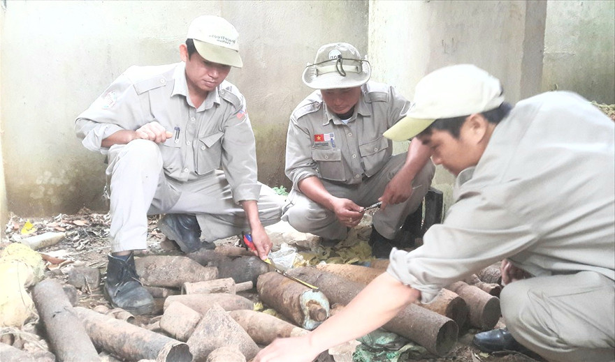 Số vật liệu nổ được phát hiện tại ngôi nhà hoang ở thị trấn Khe Sanh. Ảnh: H. Thơ.