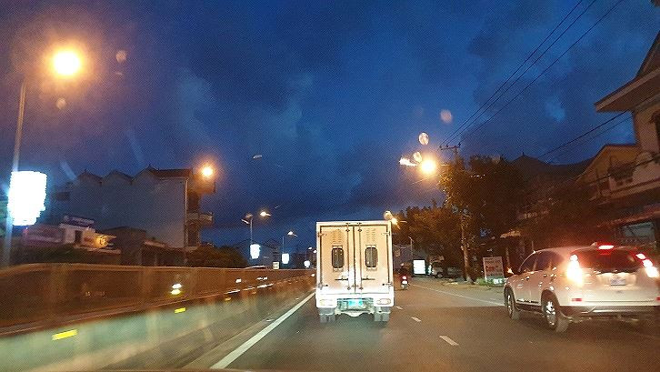 Lực lượng công an chuyển đối tượng về TP. Đồng Hới (Quảng Bình) để tiếp tục điều tra