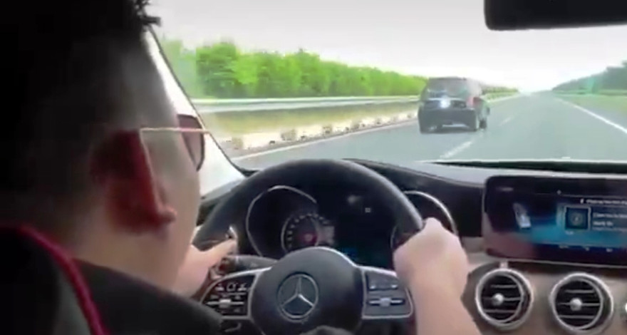Lái xe chạy tốc độ "bàn thờ" trên cao tốc TPHCM - Long Thành - Dầu Giây (ảnh cắt từ clip)