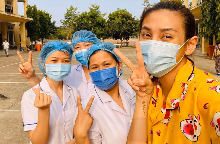 Các cô gái mắt đỏ hoe bịn rịn chia tay chiến sĩ khu cách ly, Võ Hoàng Yến nhắn tin cảm ơn