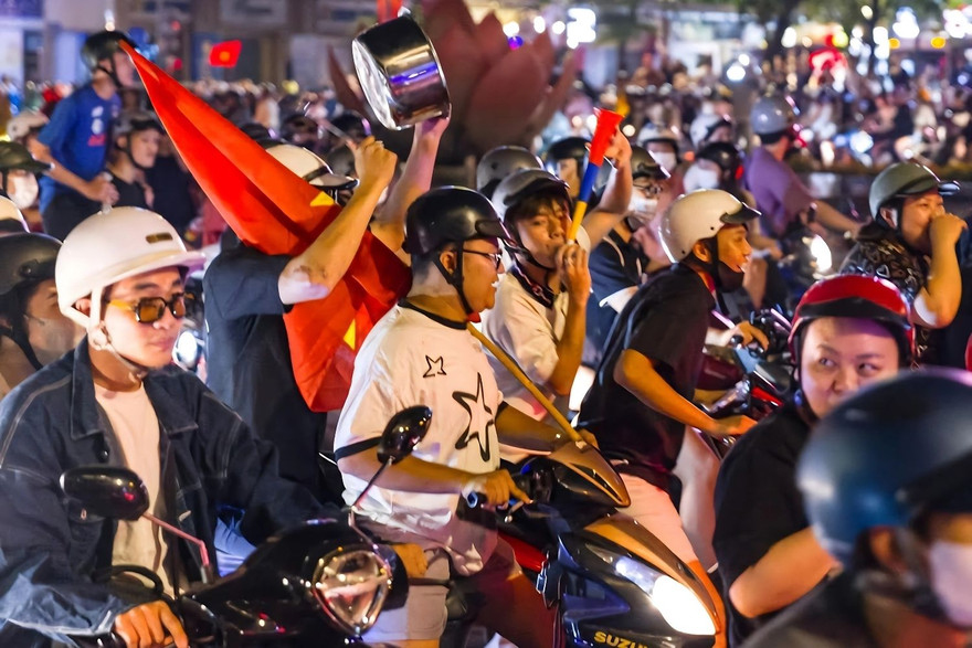 Cổ động viên "quẩy kịch trần" trước chiến thắng của ĐT Việt Nam