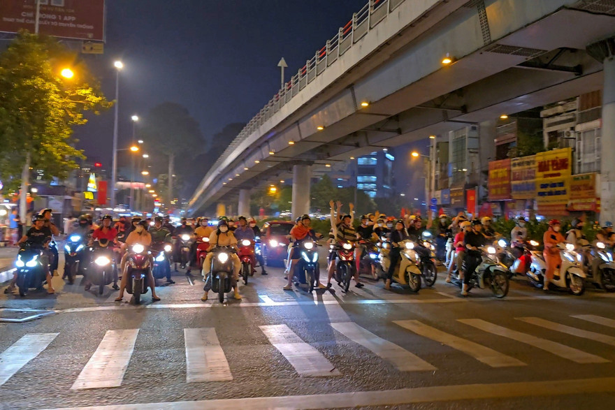 ĐT Việt Nam vô địch AFF Cup 2024, giới trẻ thức đêm ăn mừng