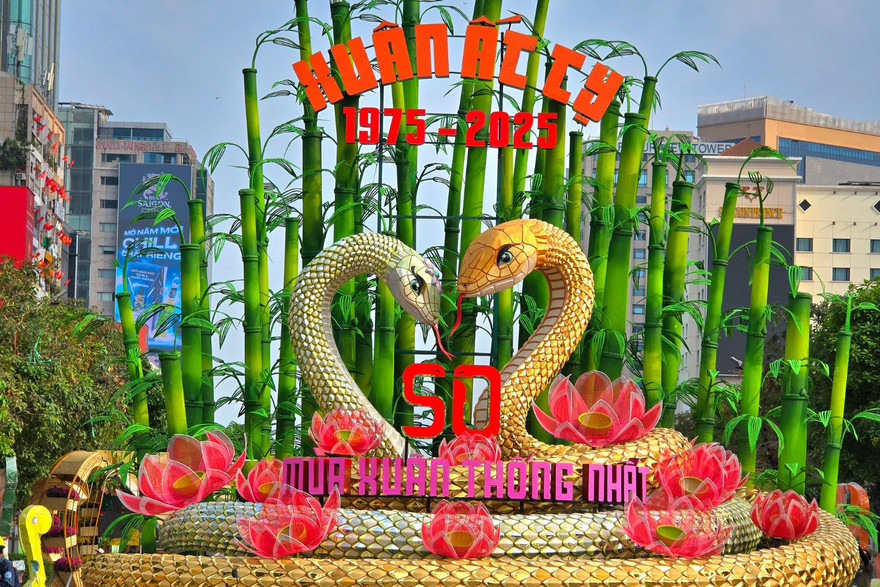 TP.HCM: Cặp đôi linh vật tại Đường hoa Nguyễn Huệ lộ diện