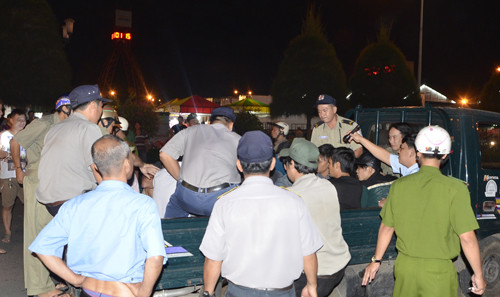 Từ rạng sáng 5/12, TP HCM đồng loạt ra quân thu gom người nghiện để đảm bảo không có người nghiện lang thang trước tết Nguyên đán. Ảnh: Quốc Thắng.