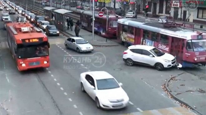 Khó hiểu pha xử lý đâm vào tàu điện của tài xế ôtô