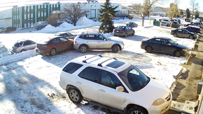 Pha lùi xe ô tô quá chật vật