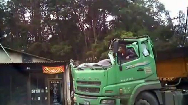 Xe tải lao vào nhà dân, tung nóc cabin