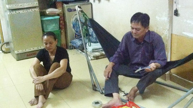 Ông dượng và bà dì buồn bã kể về sự tinh nghịch của bé 