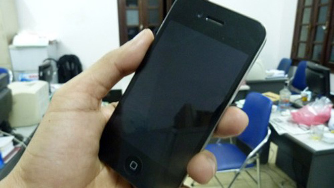 Sau khi cướp giật được chiếc iPhone 4S, các đối tượng đã tăng ga bỏ chạy