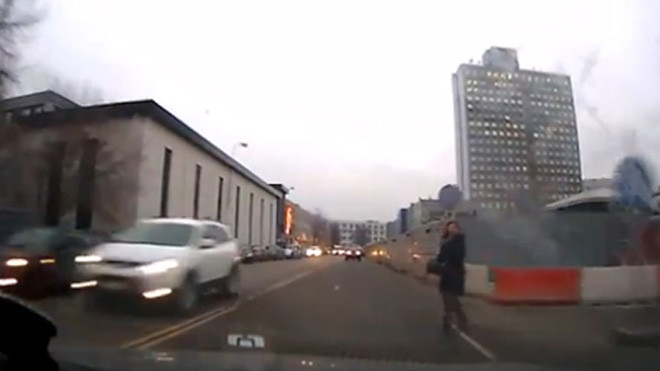 Bất cẩn qua đường, cô gái suýt lao vào đầu ôtô