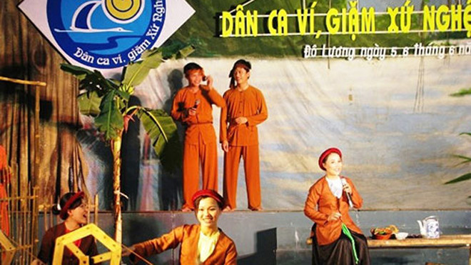 Sân khấu liên hoan dân ca của địa phương tổ chức ghi “Liên hoan Dân ca ví, giặm xứ Nghệ”.