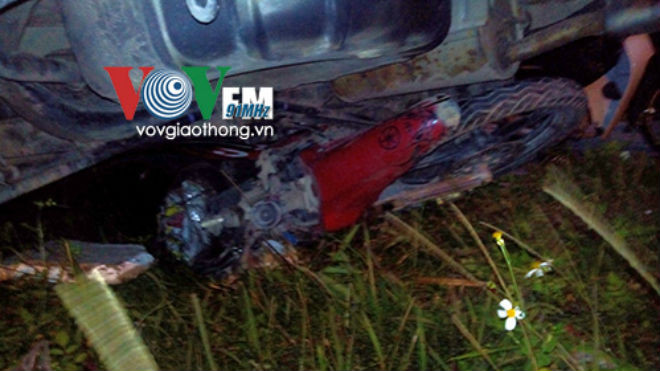 Chiếc xe máy xấu số nằm trong gầm ô tô