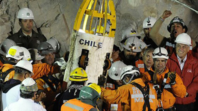 Người thợ mỏ Chile đầu tiên được đưa lên mặt đất từ độ sâu 700 mét trong niềm vui vỡ òa của lực lượng giải cứu.