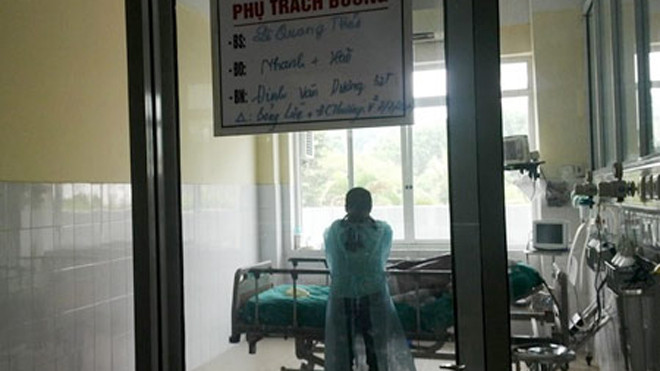 Trung úy Đinh Văn Dương đã tỉnh lại và được điều trị trong Viện bỏng Quốc gia. (Ảnh: Thành An)