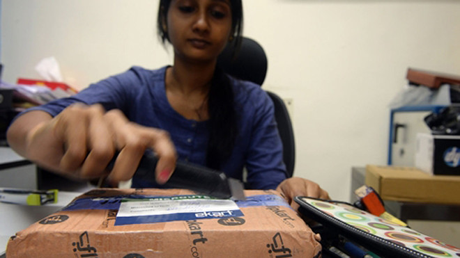 Một phụ nữ đang mở hàng đặt mua trên mạng. Ảnh: Bloomberg