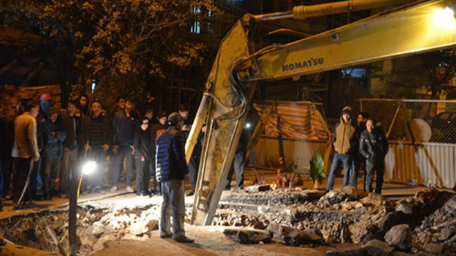 Chiếc quan tài được phát hiện ngay giữa phố Thanh Nhàn. Quan tài nằm ở vị trí sâu khoảng 3m.