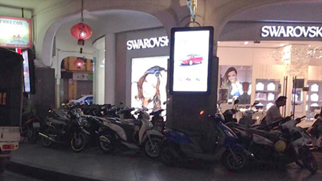 Bãi trông xe tự phát thu giá cao gấp nhiều lần mức quy định của thành phố