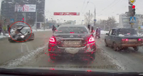 Cố vượt đèn đỏ, nữ tài xế hất văng cô gái sang đường