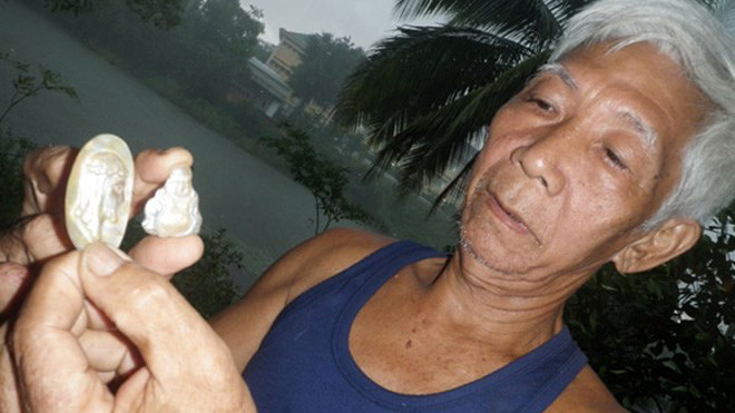 Sau hơn 20 năm nghiên cứu, cụ Hướng có thể bắt con trai nhả ra bất cứ phù điêu ngọc nào cụ muốn. 