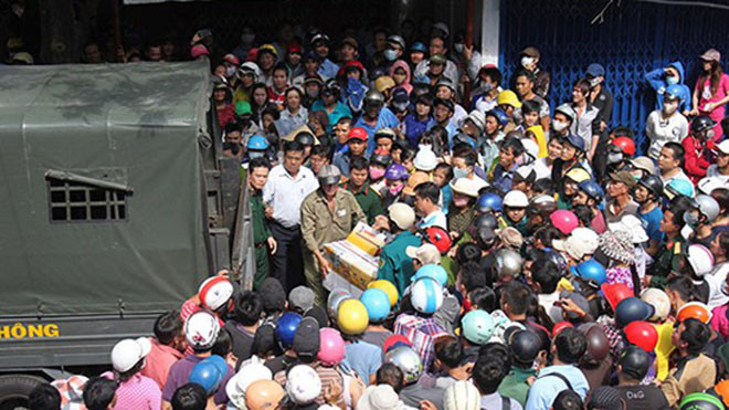 Người dân hiếu kỳ tụ tập gây tắc nghẽn giao thông