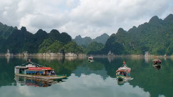 Thủy điện Tuyền Quang đã biến một phần của sông Gâm và sông Năng thành long hồ mênh mông. Ngay khi vừa đặt chân tới, tôi đã không thể khước từ lời mời du ngoạn bằng thuyền của người bạn "thổ dân". Thứ nước màu lục sóng sánh, trong vắt, soi bóng núi non và