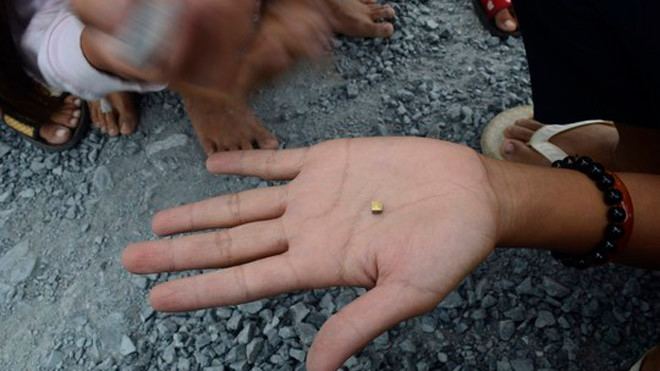 “Vàng” người dân nhặt được có kích thước to cỡ đầu đũa, tách rời hoặc dính vào các mẫu đá dăm rải mặt đường