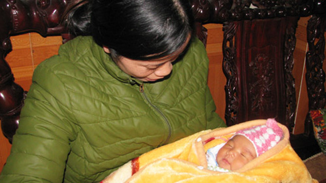 Bé trai nặng 4 kg được cán bộ địa phương và người dân rất quan tâm. Ảnh: Minh Cương.